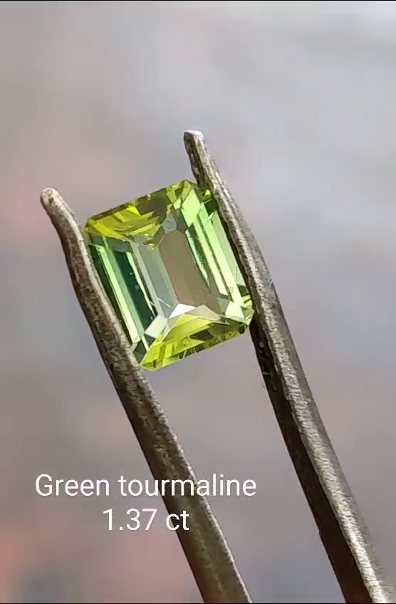 green tourmaline gemstone 1.37 ct natural gems Ceylon srilanka for ring or jewelry